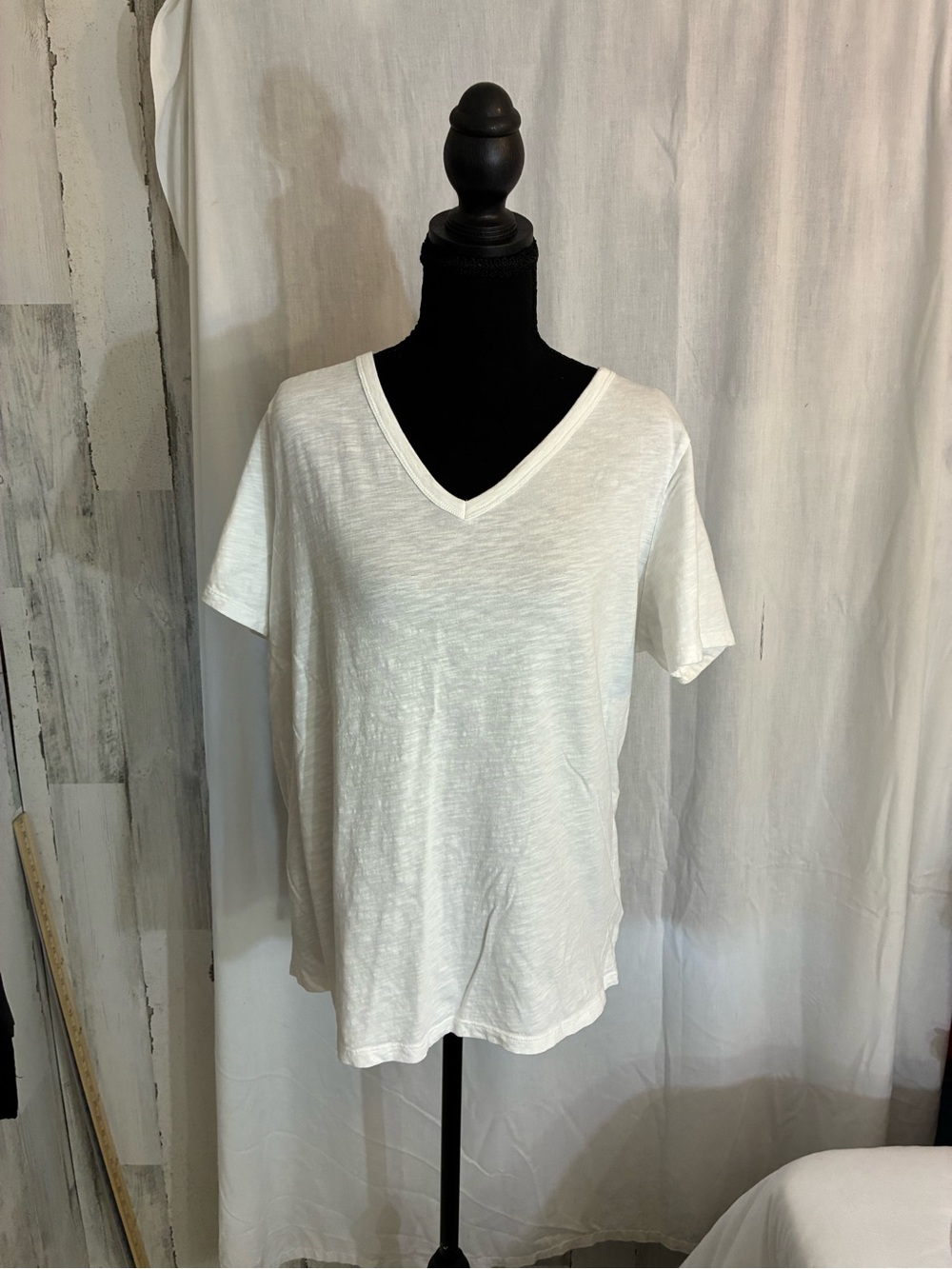 Old Navy White V-Neck Short Sleeve Tee